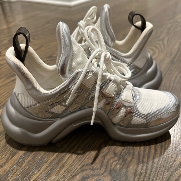 Louis Vuitton Arch Sneaker - Picture 4 of 11